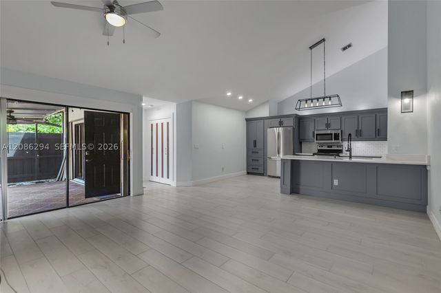 1050 Summit Trail Cir B, West Palm Beach, FL 33415