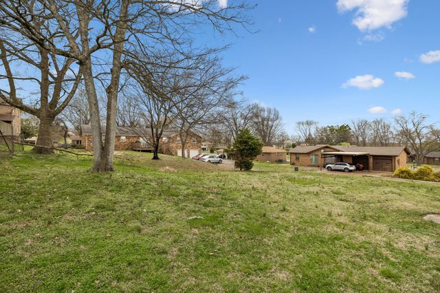 171 New Shackle Island Rd, Hendersonville, TN 37075