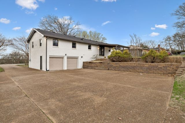 171 New Shackle Island Rd, Hendersonville, TN 37075