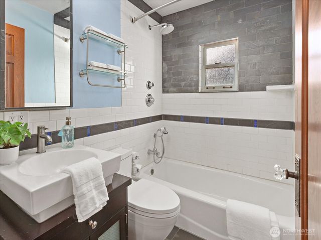 2337 N 61st Street, Seattle, WA 98103