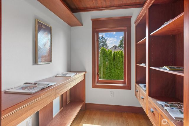 2337 N 61st Street, Seattle, WA 98103