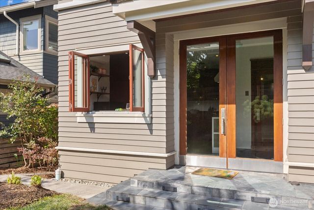 2337 N 61st Street, Seattle, WA 98103