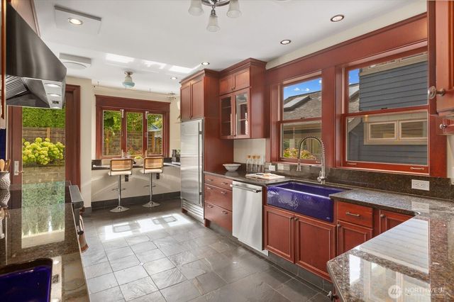 2337 N 61st Street, Seattle, WA 98103