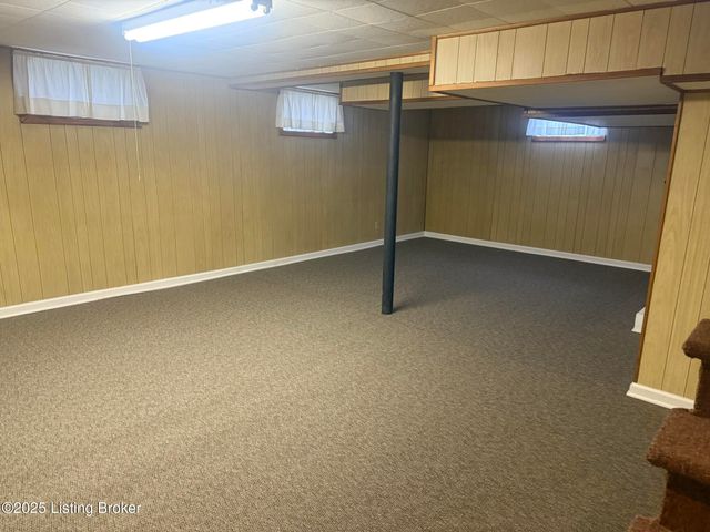 1818 Lewiston Dr, Louisville, KY 40216