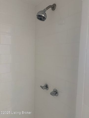 1818 Lewiston Dr, Louisville, KY 40216