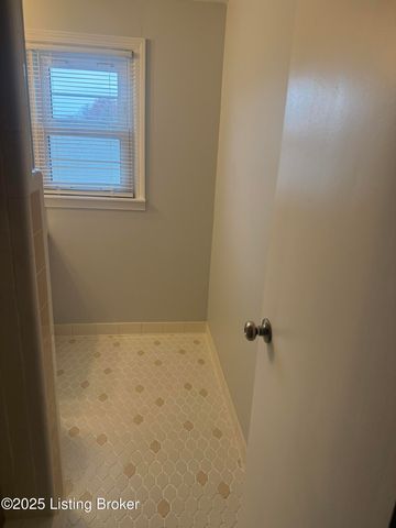 1818 Lewiston Dr, Louisville, KY 40216