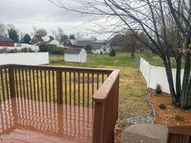 1818 Lewiston Dr, Louisville, KY 40216