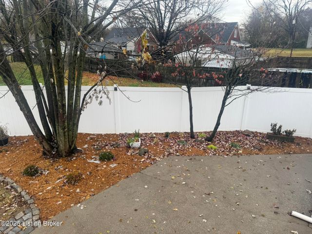 1818 Lewiston Dr, Louisville, KY 40216