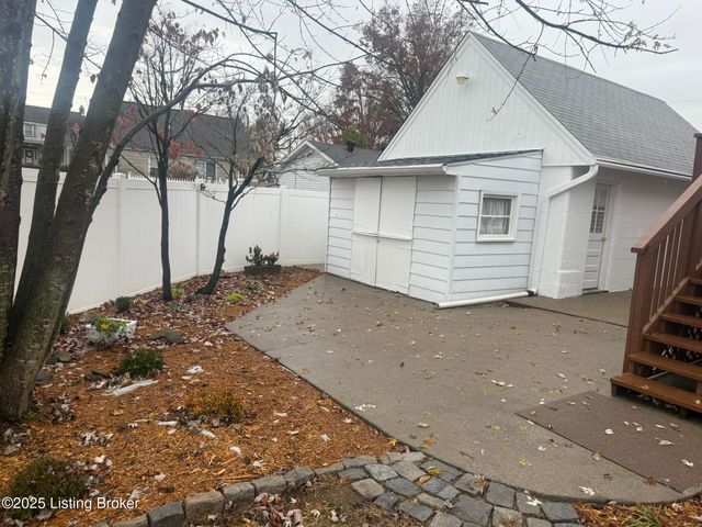 1818 Lewiston Dr, Louisville, KY 40216