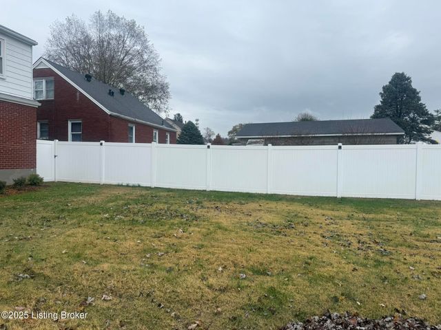 1818 Lewiston Dr, Louisville, KY 40216