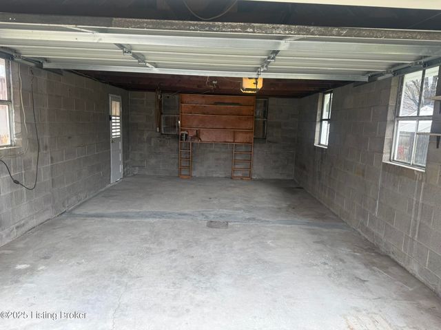 1818 Lewiston Dr, Louisville, KY 40216