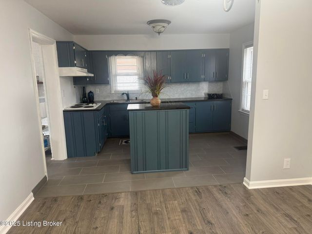 1818 Lewiston Dr, Louisville, KY 40216