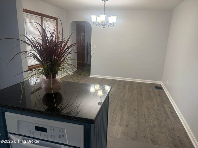 1818 Lewiston Dr, Louisville, KY 40216