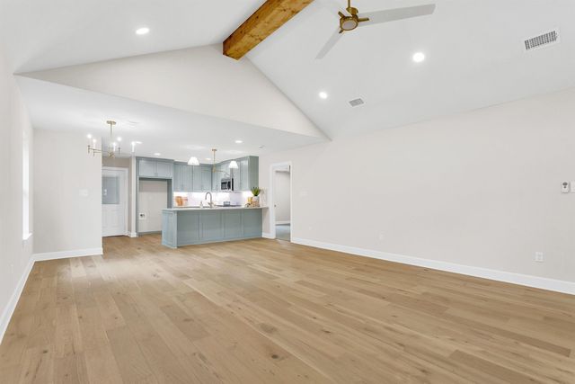 113 W Magnolia St, Troup, TX 75789