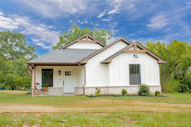 113 W Magnolia St, Troup, TX 75789