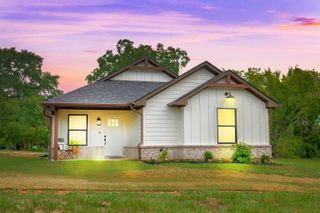 113 W Magnolia St, Troup, TX 75789