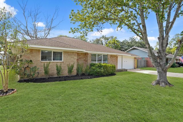 5451 Redstart Street, Houston, TX 77096