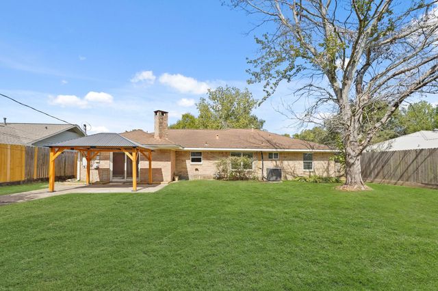 5451 Redstart Street, Houston, TX 77096