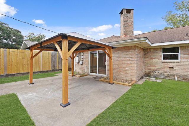 5451 Redstart Street, Houston, TX 77096