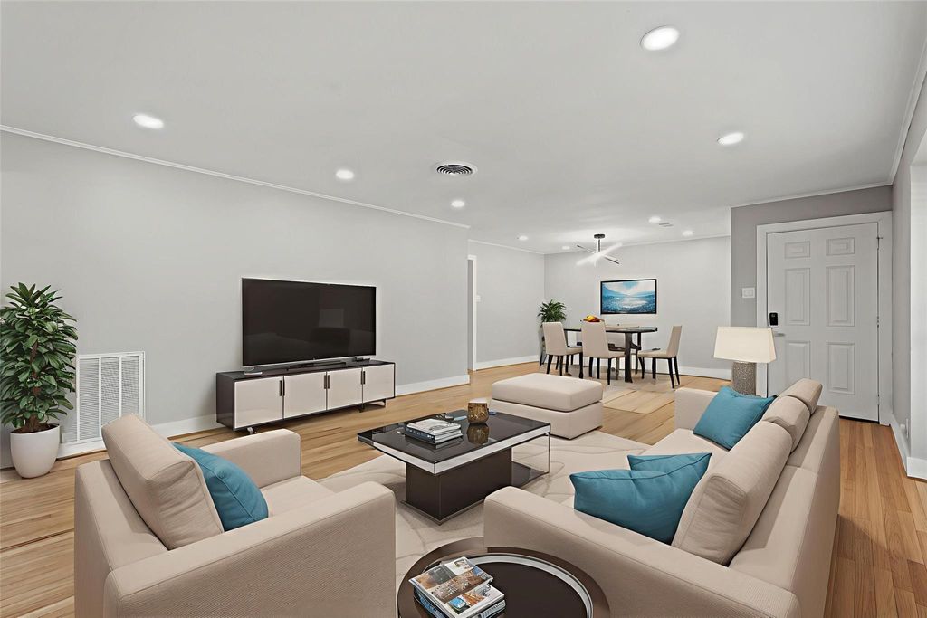 5451 Redstart Street, Houston, TX 77096