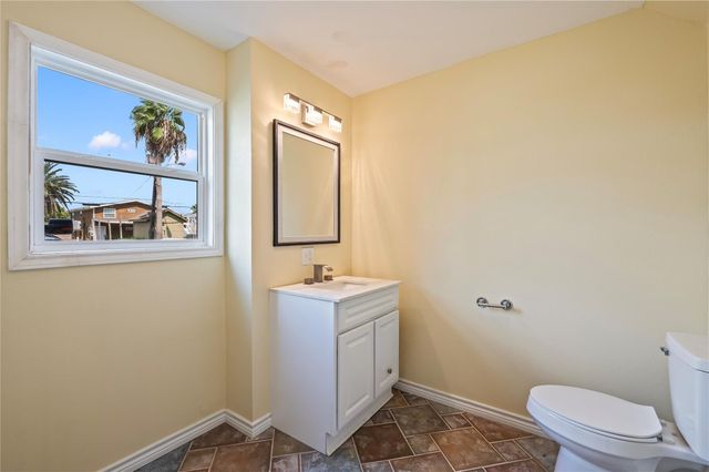 40 Lakeside Drive, Hitchcock, TX 77563