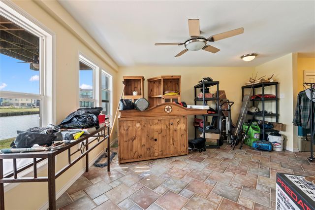 40 Lakeside Drive, Hitchcock, TX 77563