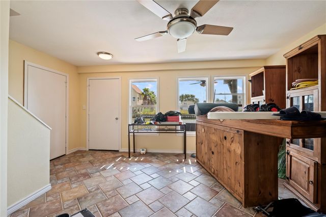 40 Lakeside Drive, Hitchcock, TX 77563