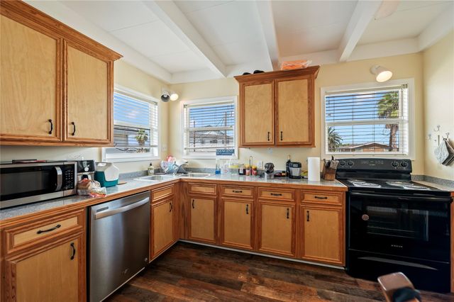 40 Lakeside Drive, Hitchcock, TX 77563
