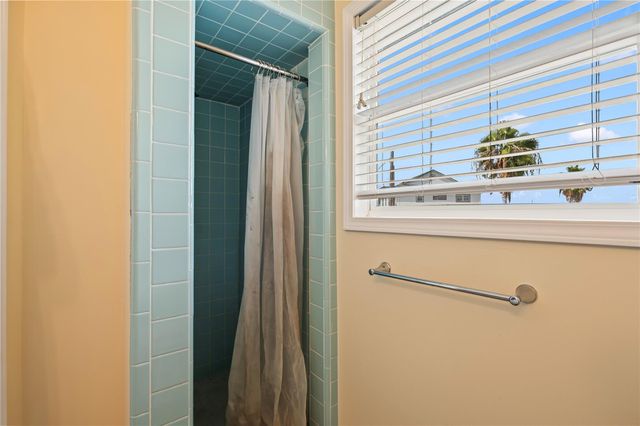 40 Lakeside Drive, Hitchcock, TX 77563