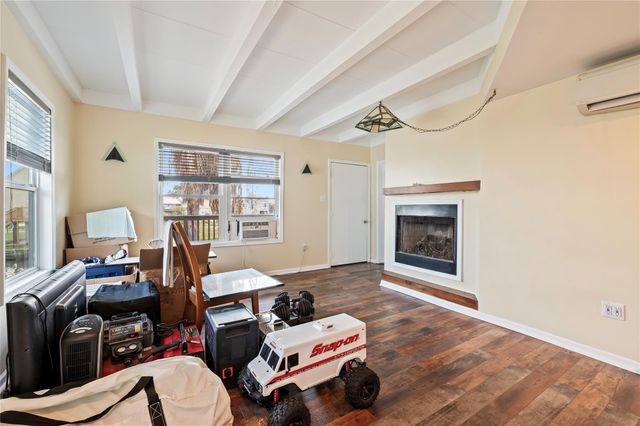 40 Lakeside Drive, Hitchcock, TX 77563