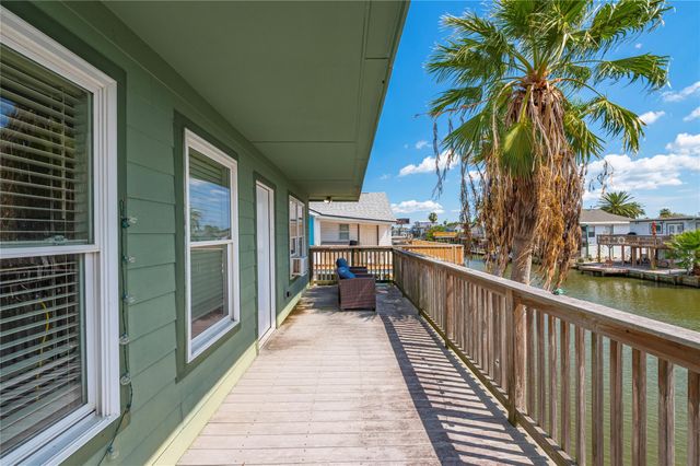40 Lakeside Drive, Hitchcock, TX 77563
