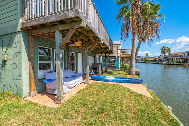40 Lakeside Drive, Hitchcock, TX 77563