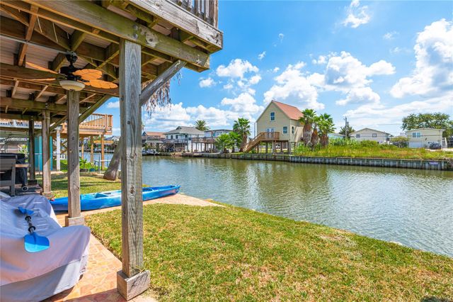 40 Lakeside Drive, Hitchcock, TX 77563