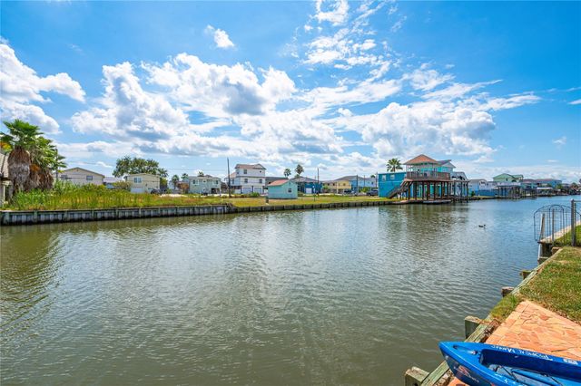 40 Lakeside Drive, Hitchcock, TX 77563
