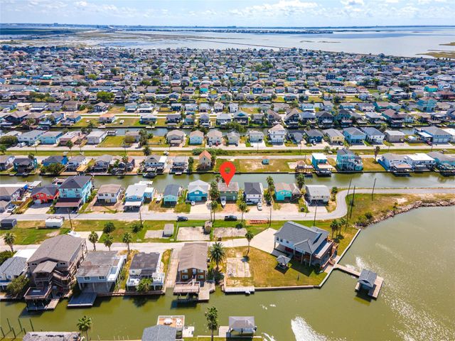40 Lakeside Drive, Hitchcock, TX 77563