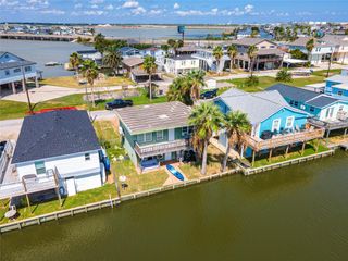 40 Lakeside Drive, Hitchcock, TX 77563
