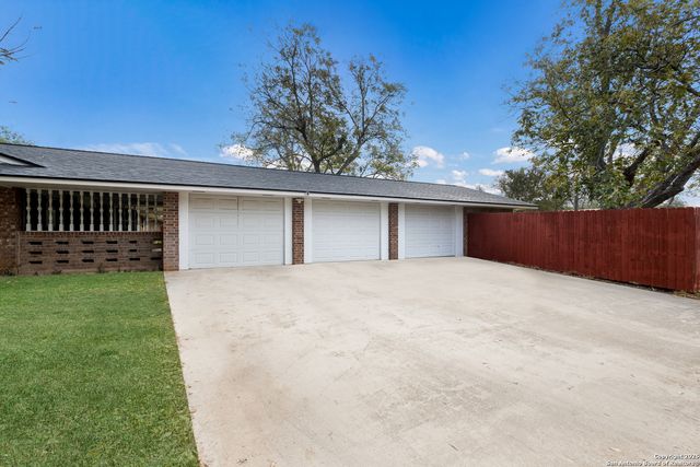 1109 27th, Hondo, TX 78861