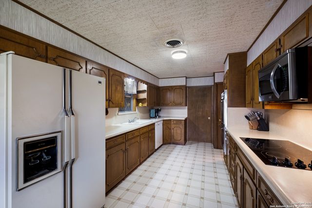 1109 27th, Hondo, TX 78861