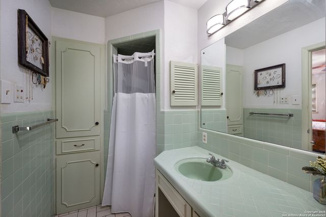 1109 27th, Hondo, TX 78861