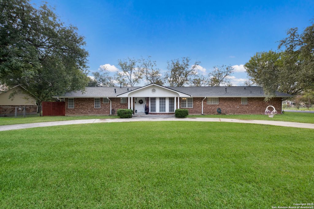 1109 27th, Hondo, TX 78861