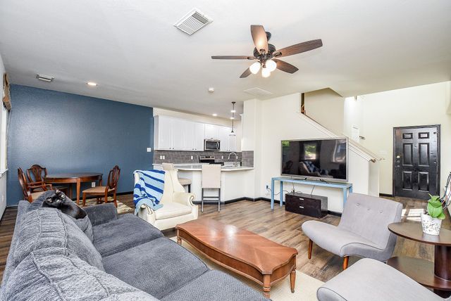 87 Blue Creek Place, The Woodlands, TX 77382