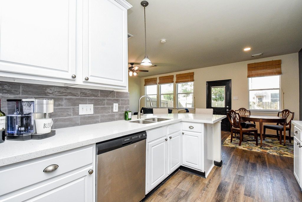 87 Blue Creek Place, The Woodlands, TX 77382