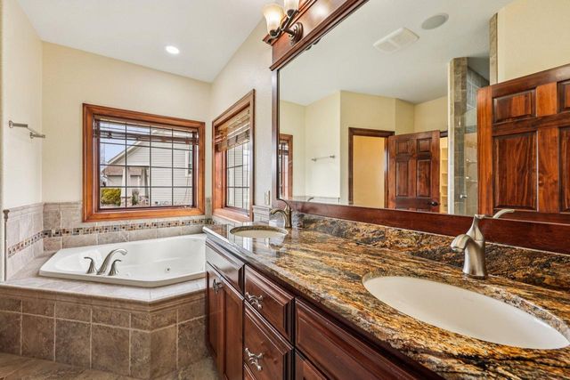 560 Birchwood DRIVE, Hartland, WI 53029