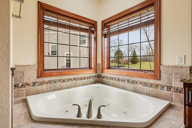 560 Birchwood DRIVE, Hartland, WI 53029