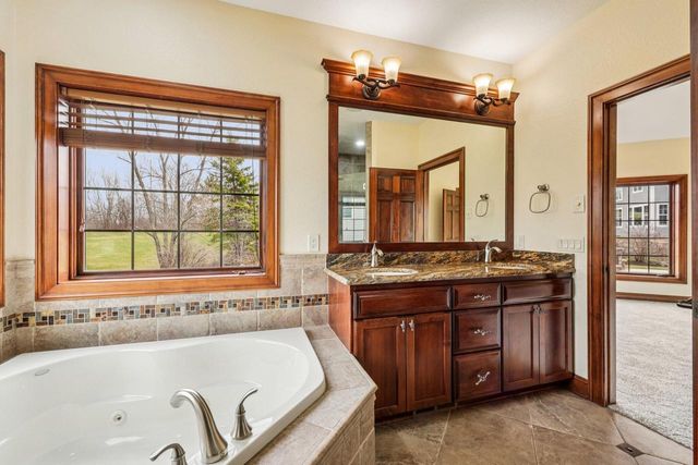 560 Birchwood DRIVE, Hartland, WI 53029