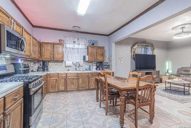 1518 W Travis St, San Antonio, TX 78207