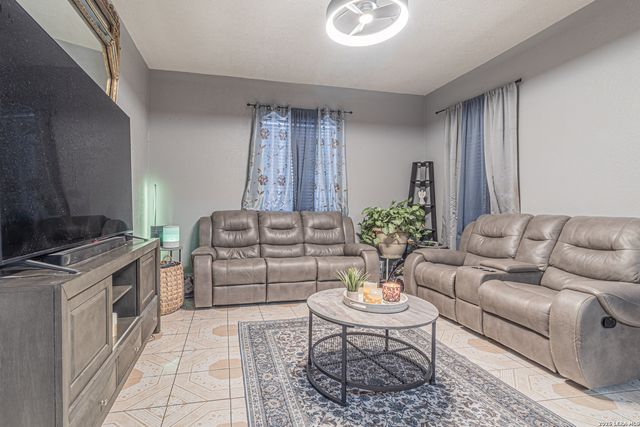 1518 W Travis St, San Antonio, TX 78207