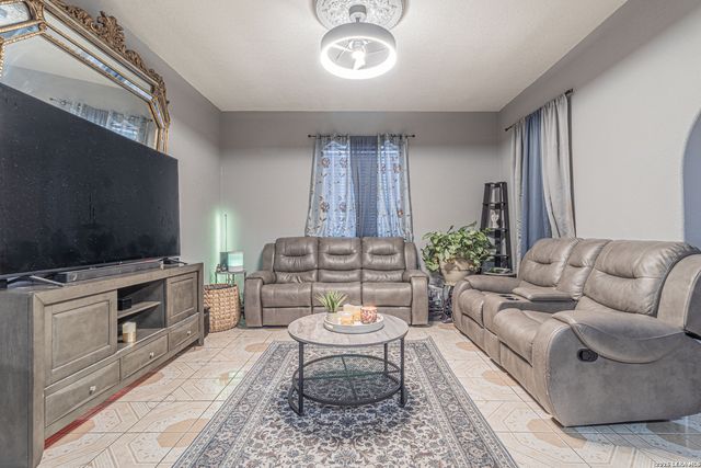 1518 W Travis St, San Antonio, TX 78207