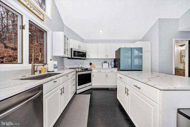 579 BOBCAT DR, Berkeley Springs, WV 25411