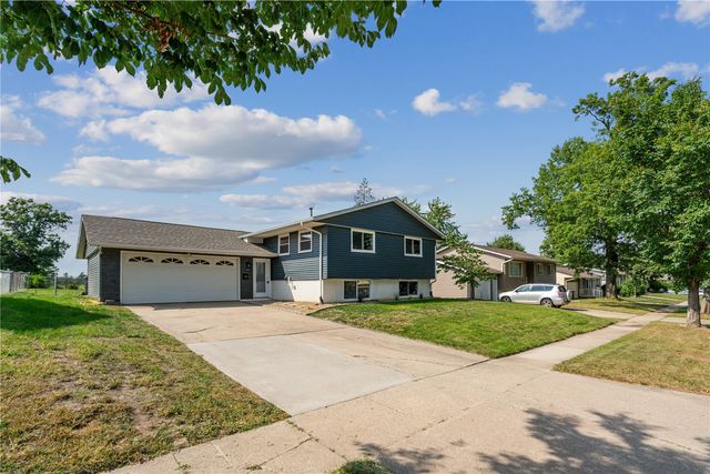 4417 Twin Pine Drive NE, Cedar Rapids, IA 52402